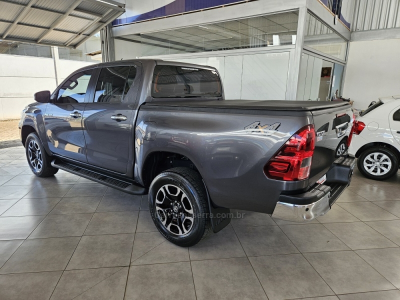 TOYOTA - HILUX - 2021/2021 - Cinza - R$ 220.000,00