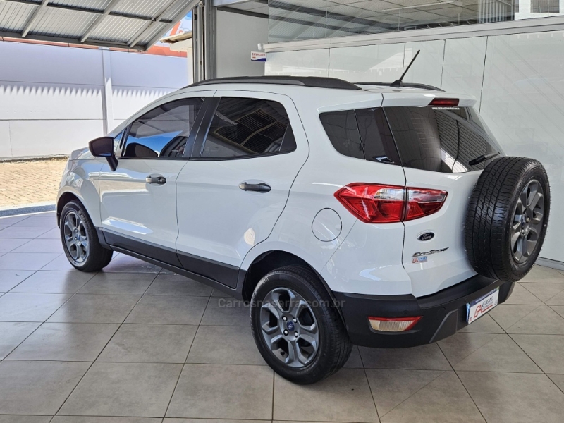 FORD - ECOSPORT - 2017/2018 - Branca - R$ 73.000,00