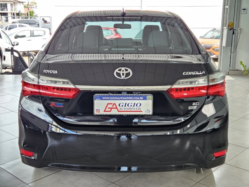 TOYOTA - COROLLA - 2017/2018 - Preta - R$ 103.000,00