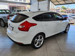 FORD - FOCUS - 2014/2015 - Branca - R$ 53.800,00