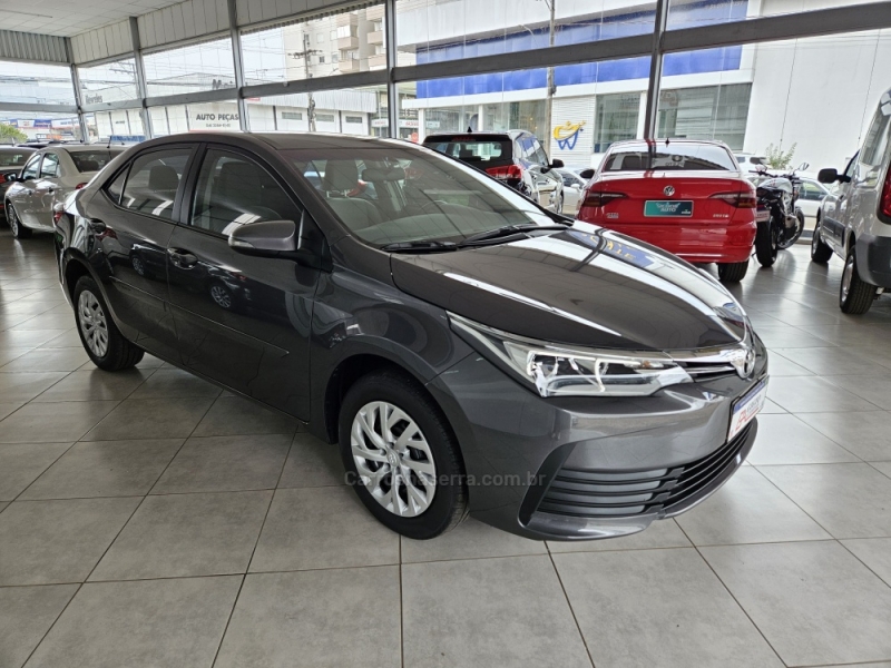 TOYOTA - COROLLA - 2017/2018 - Cinza - R$ 87.000,00