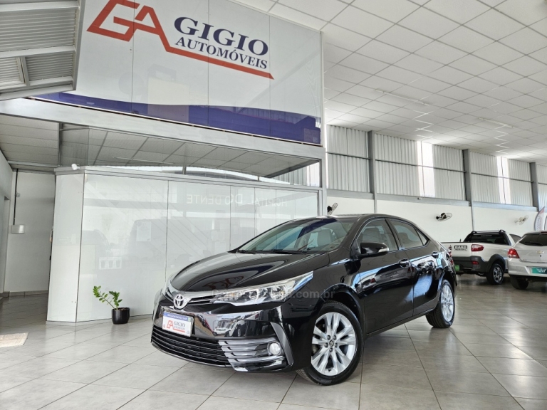 TOYOTA - COROLLA - 2017/2018 - Preta - R$ 103.000,00