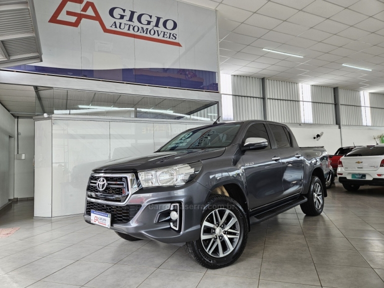 TOYOTA - HILUX - 2019/2019 - Cinza - R$ 186.000,00