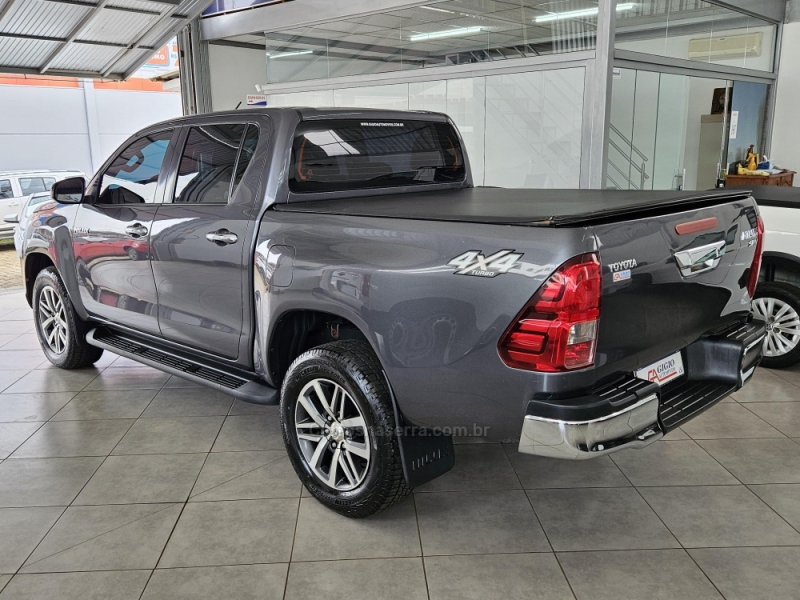 TOYOTA - HILUX - 2019/2019 - Cinza - R$ 186.000,00