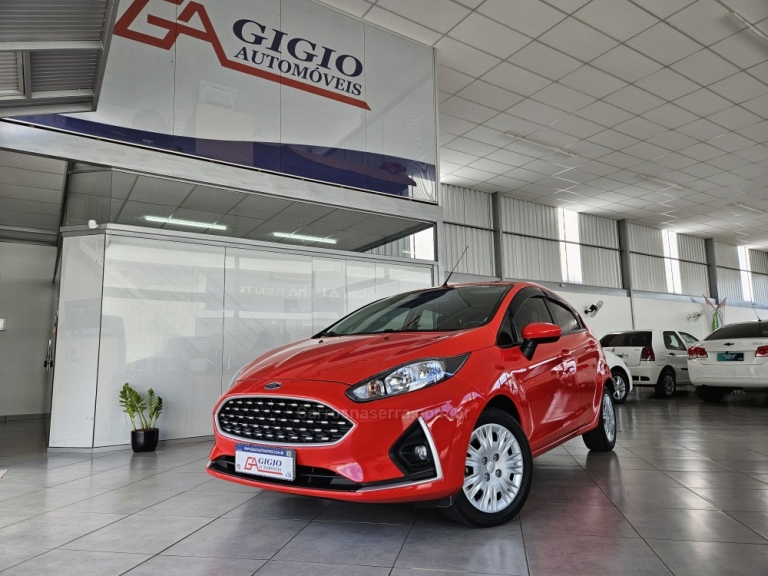 FORD - FIESTA - 2018/2019 - Vermelha - R$ 61.000,00