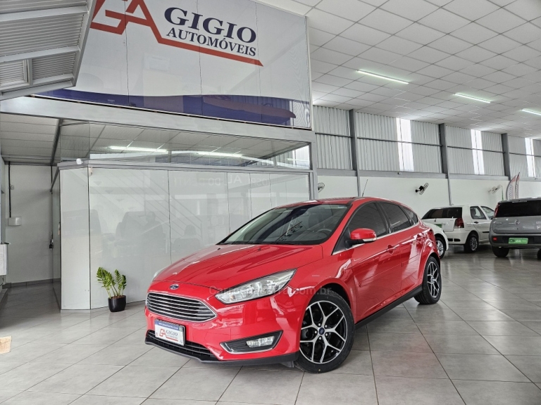 FORD - FOCUS - 2015/2016 - Vermelha - R$ 64.000,00
