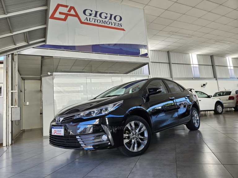 TOYOTA - COROLLA - 2018/2019 - Preta - R$ 106.000,00