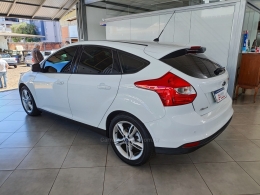 FORD - FOCUS - 2014/2015 - Branca - R$ 53.800,00