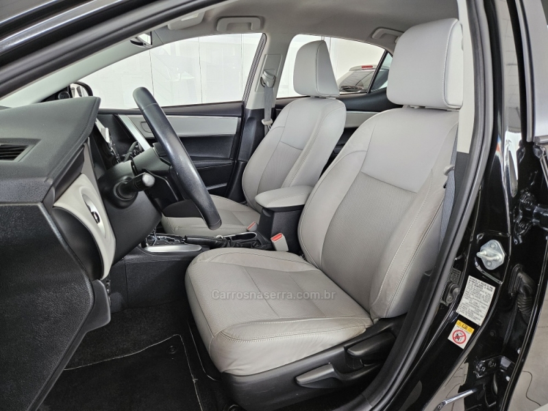 TOYOTA - COROLLA - 2017/2018 - Preta - R$ 103.000,00