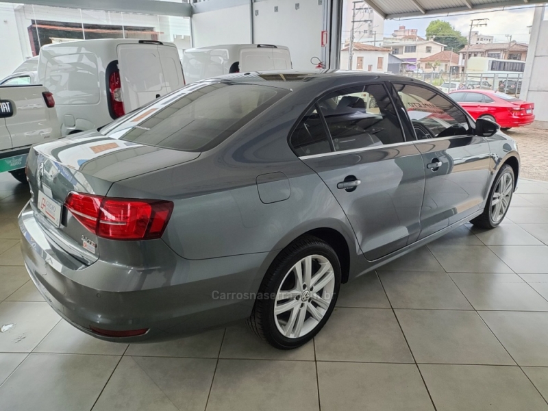 VOLKSWAGEN - JETTA - 2016/2017 - Cinza - R$ 89.900,00