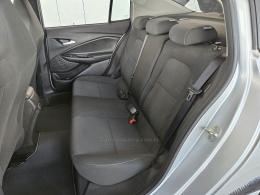 CHEVROLET - ONIX - 2022/2023 - Prata - R$ 76.500,00