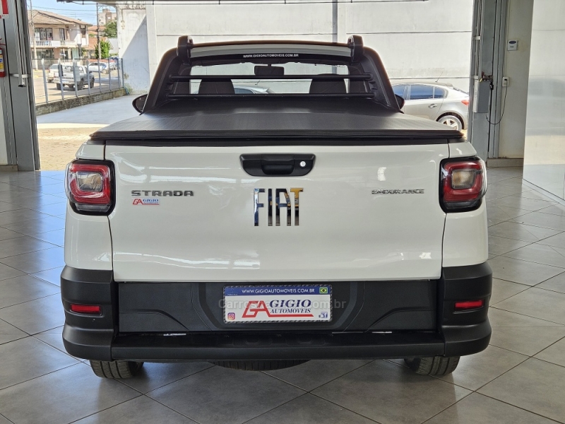 FIAT - STRADA - 2021/2022 - Branca - R$ 72.900,00