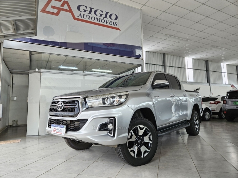 TOYOTA - HILUX - 2020/2020 - Prata - R$ 179.900,00