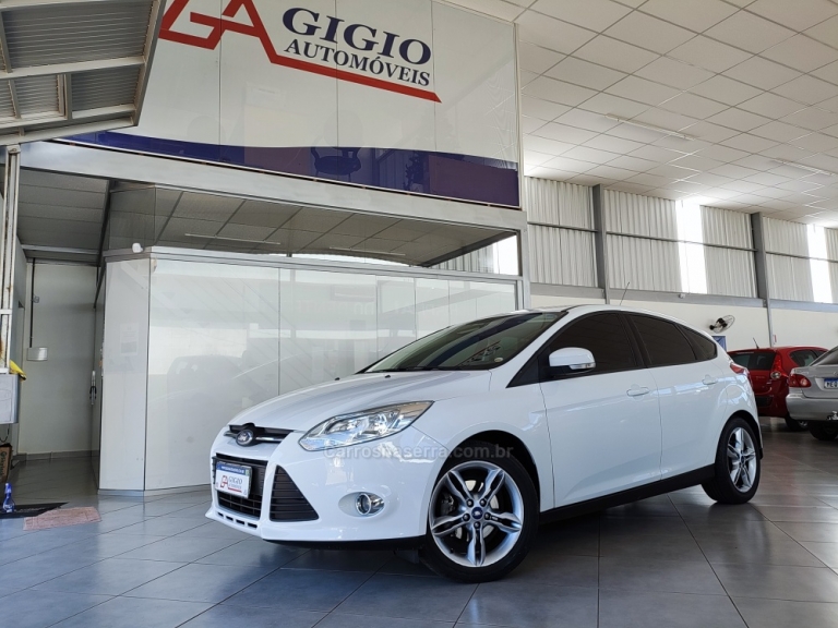 FORD - FOCUS - 2014/2015 - Branca - R$ 53.800,00