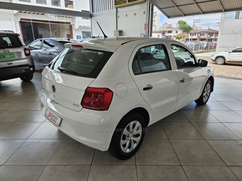 VOLKSWAGEN - GOL - 2022/2023 - Branca - R$ 58.500,00