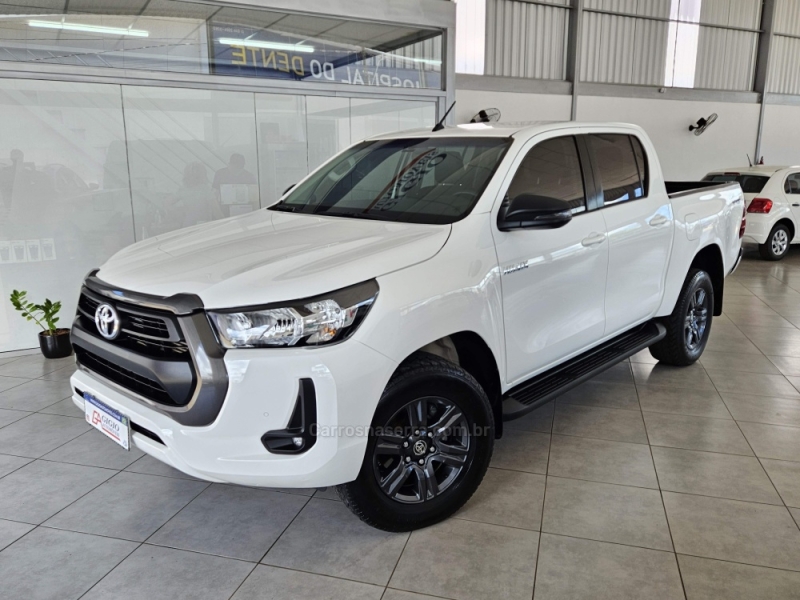 TOYOTA - HILUX - 2023/2024 - Branca - R$ 230.000,00