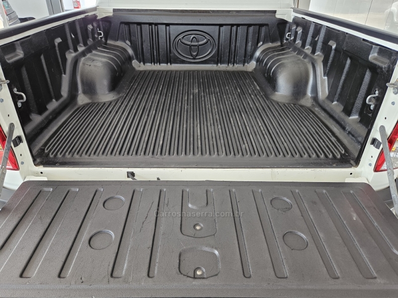 TOYOTA - HILUX - 2023/2024 - Branca - R$ 230.000,00
