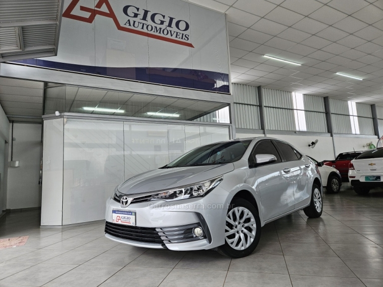 TOYOTA - COROLLA - 2017/2018 - Prata - R$ 88.500,00