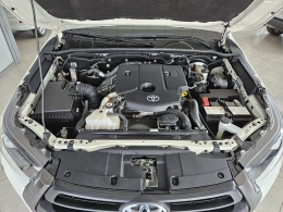 TOYOTA - HILUX - 2023/2024 - Branca - R$ 230.000,00