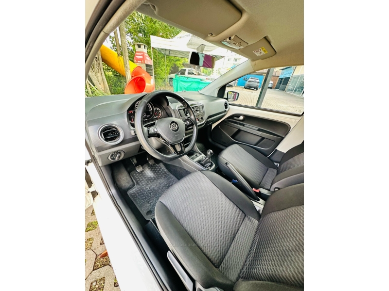 VOLKSWAGEN - UP - 2018/2019 - Branca - R$ 62.000,00