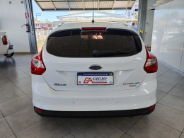 FORD - FOCUS - 2014/2015 - Branca - R$ 53.800,00