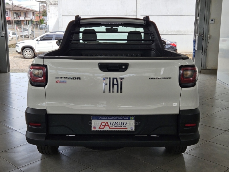 FIAT - STRADA - 2022/2023 - Branca - R$ 79.900,00