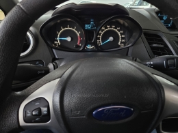FORD - FIESTA - 2018/2019 - Vermelha - R$ 61.000,00