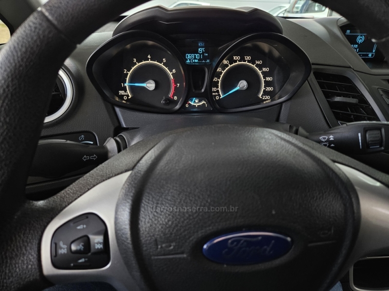 FORD - FIESTA - 2018/2019 - Vermelha - R$ 61.000,00