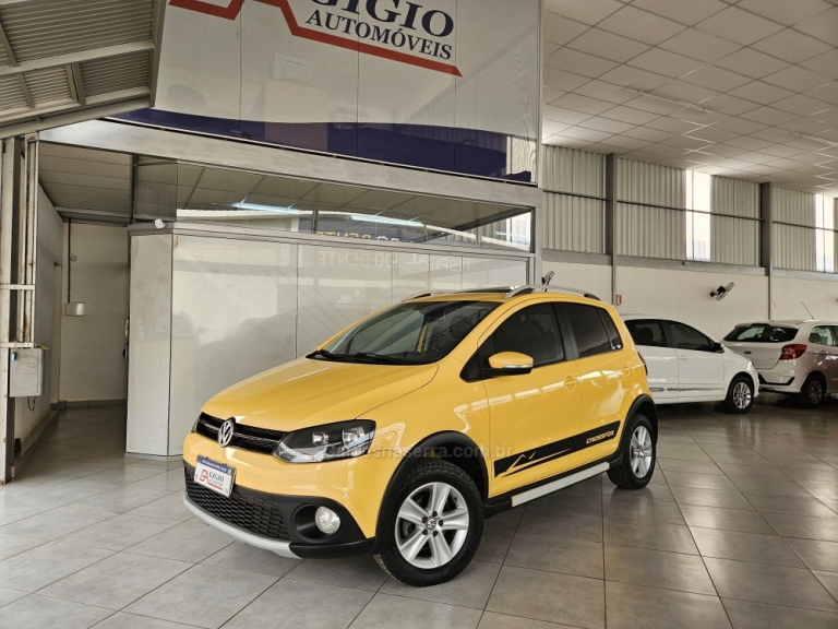 VOLKSWAGEN - CROSSFOX - 2010/2011 - Amarela - R$ 41.000,00