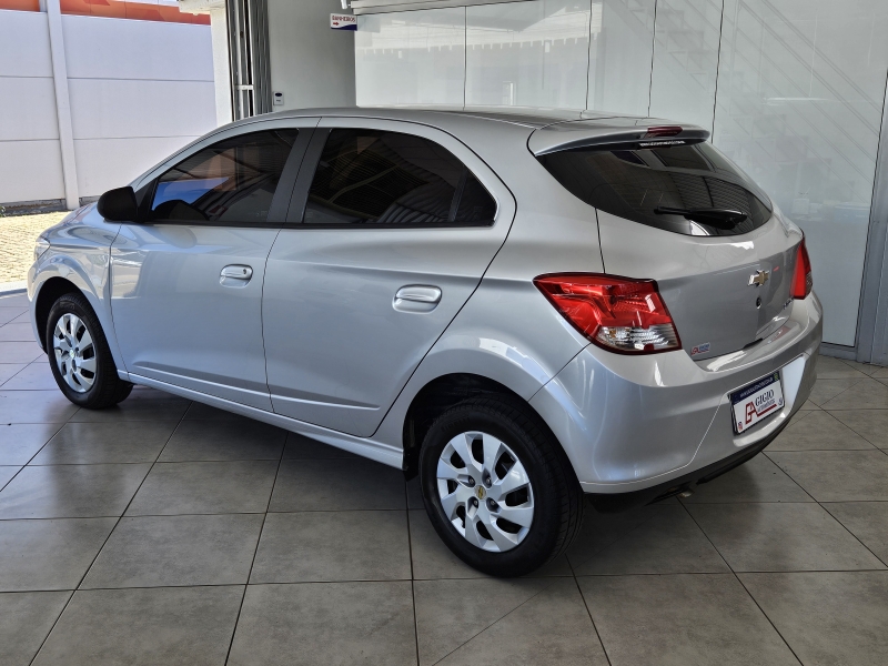 CHEVROLET - ONIX - 2015/2016 - Prata - R$ 47.000,00