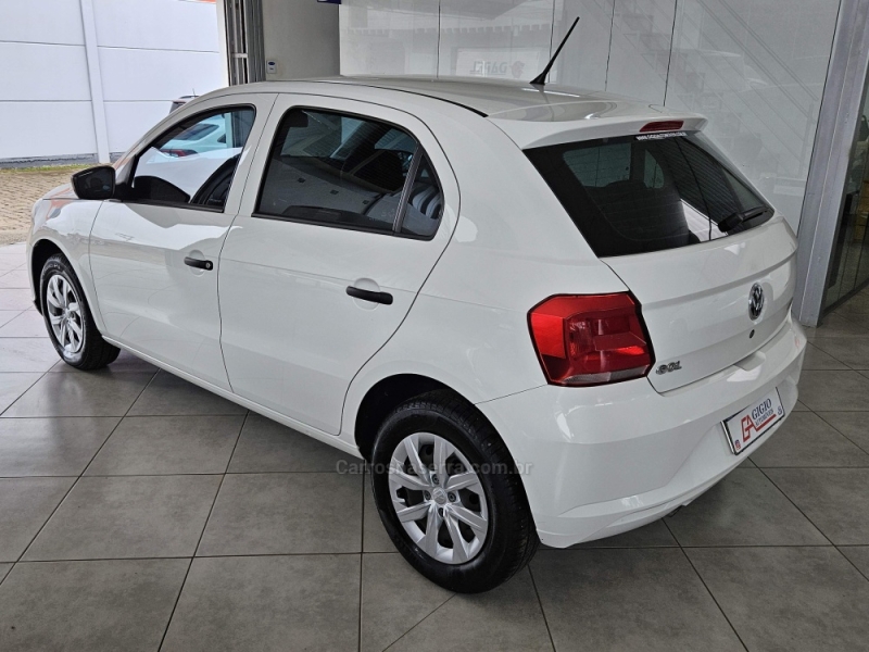 VOLKSWAGEN - GOL - 2022/2023 - Branca - R$ 58.500,00
