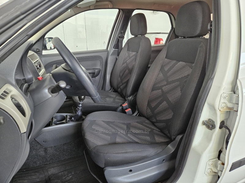 FIAT - PALIO - 2014/2015 - Branca - R$ 35.500,00