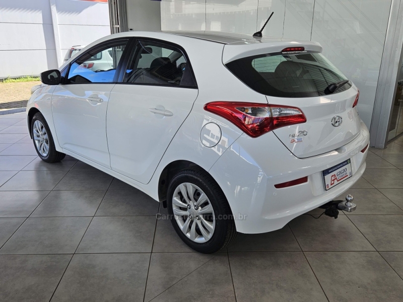 HYUNDAI - HB20 - 2015/2016 - Branca - R$ 55.500,00