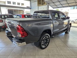 TOYOTA - HILUX - 2021/2021 - Cinza - R$ 220.000,00