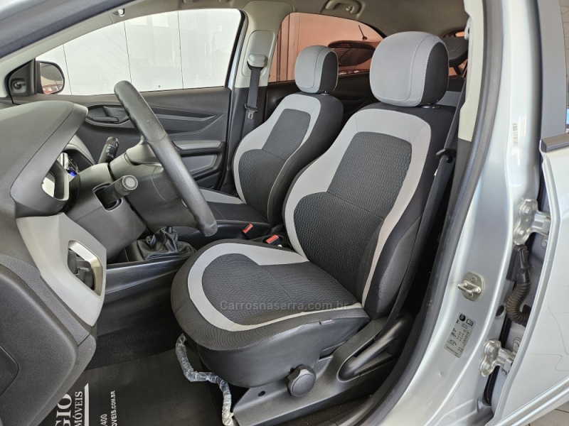 CHEVROLET - ONIX - 2015/2016 - Prata - R$ 47.000,00