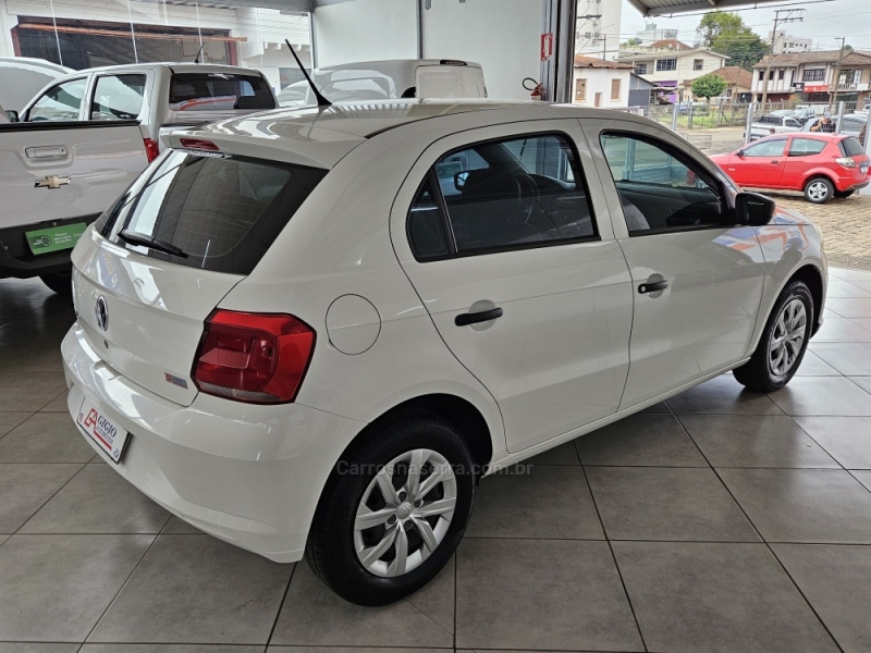 VOLKSWAGEN - GOL - 2022/2023 - Branca - R$ 58.500,00